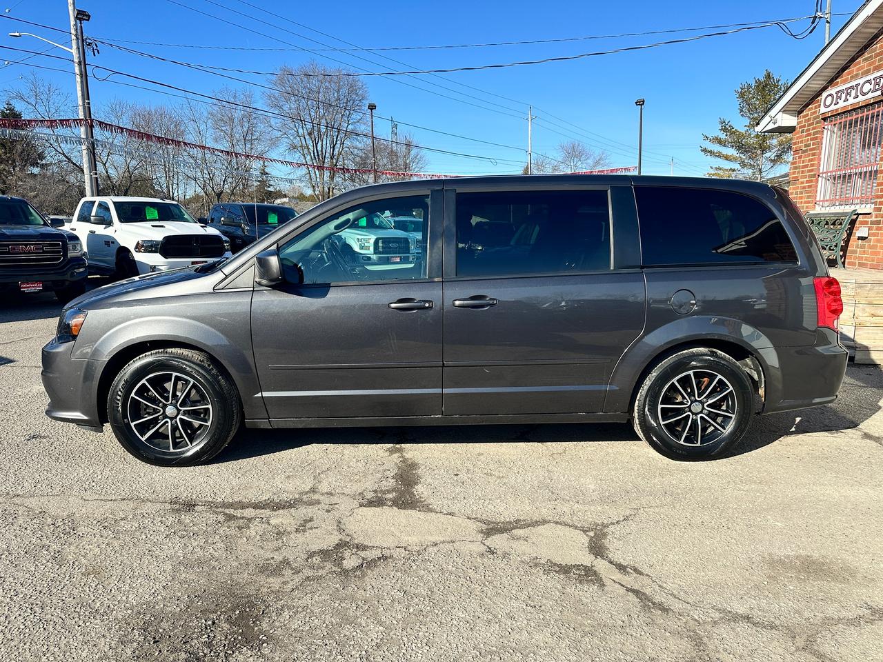 2016 Dodge Grand Caravan R/T Heated-Leather PowerGate/Doors DVD Stow'N'Go Photo2