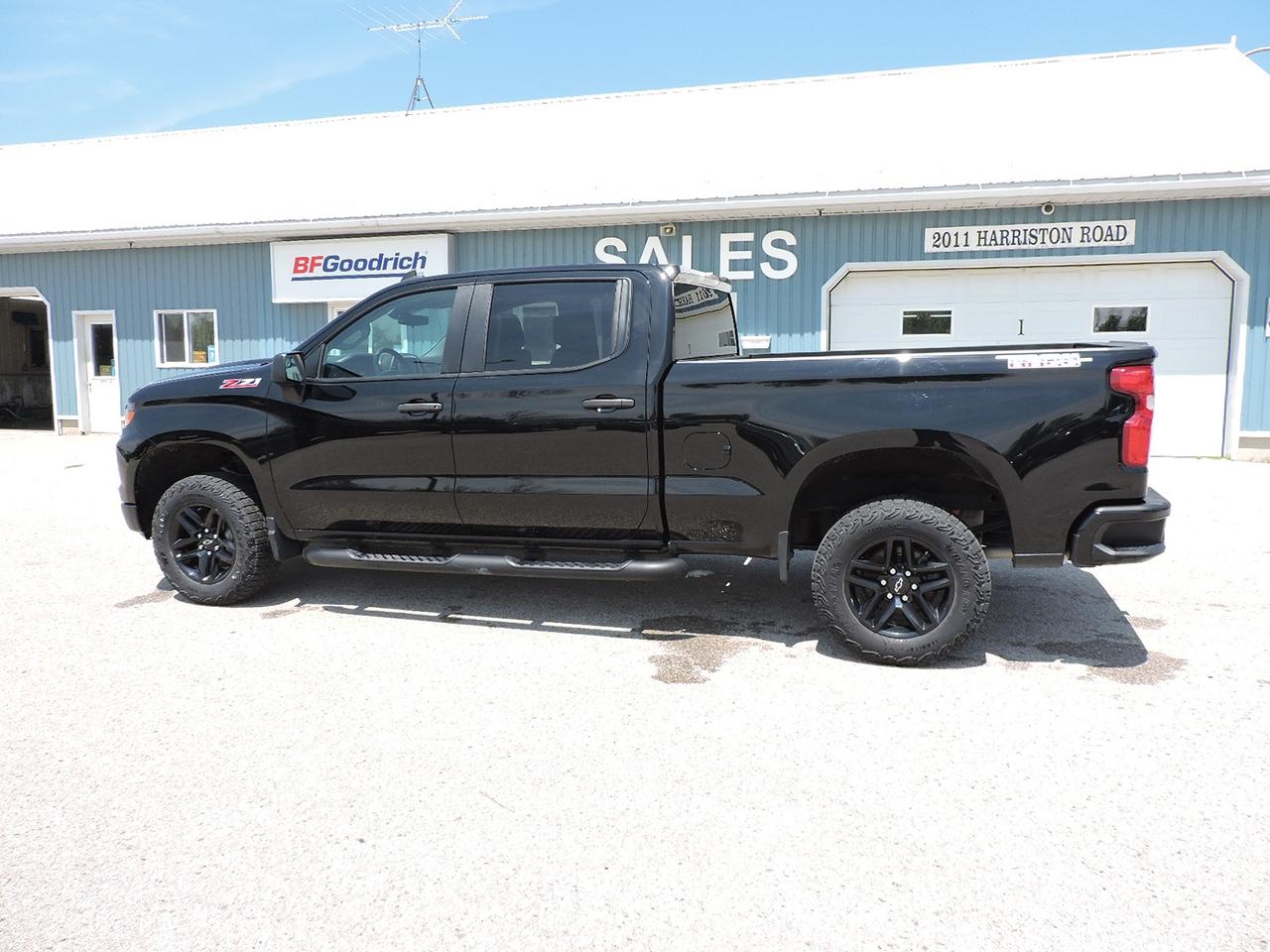 2024 Chevrolet Silverado 1500 Custom Trail Boss 5.3L 4X4 Z71 Only 33000 KMS Photo
