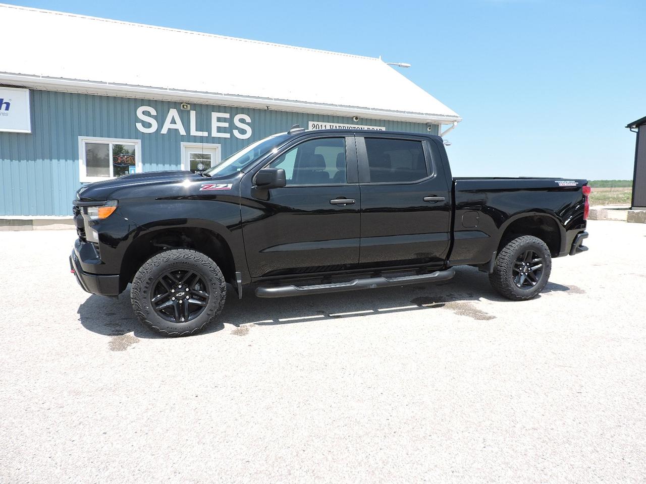 2024 Chevrolet Silverado 1500 Custom Trail Boss 5.3L 4X4 Z71 Only 33000 KMS Photo
