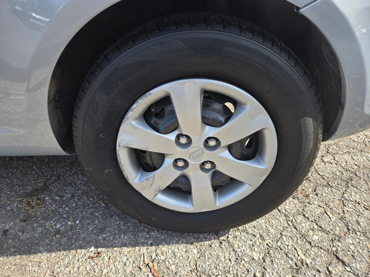 2009 Hyundai Accent GL Hatchback Photo