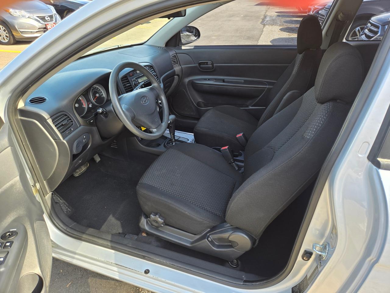 2009 Hyundai Accent GL Hatchback Photo