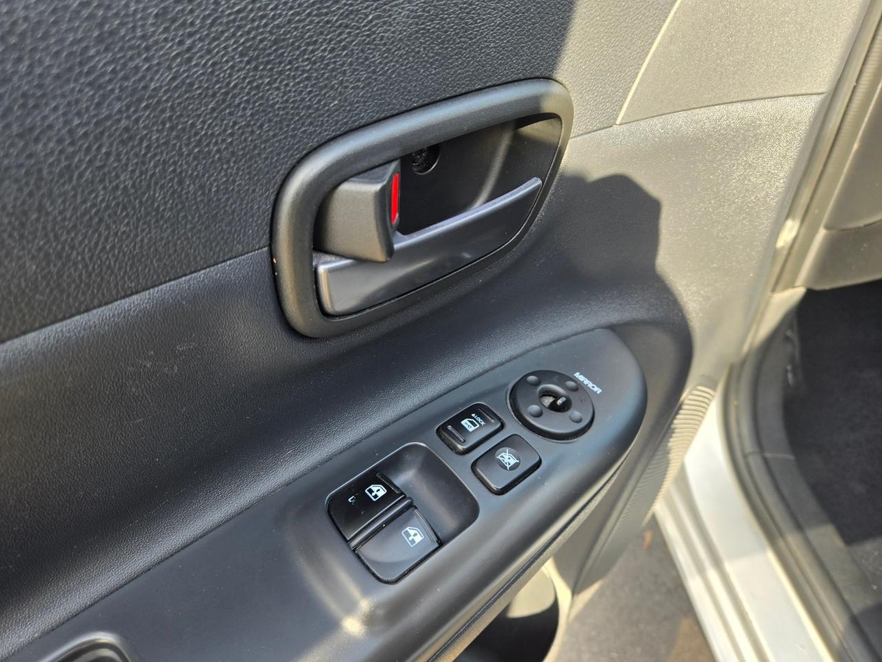 2009 Hyundai Accent GL Hatchback Photo