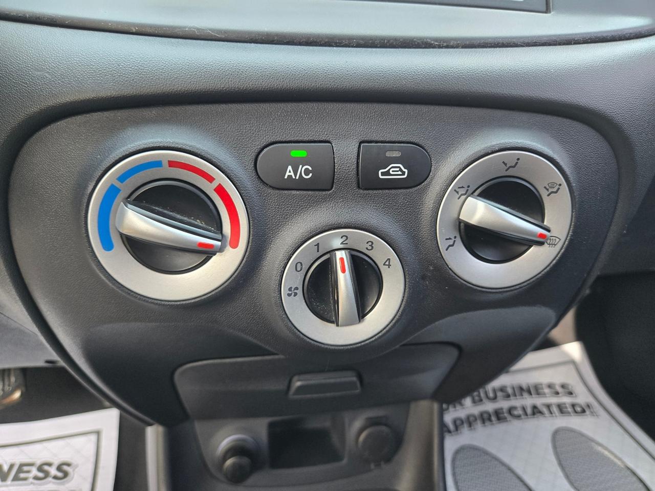 2009 Hyundai Accent GL Hatchback Photo