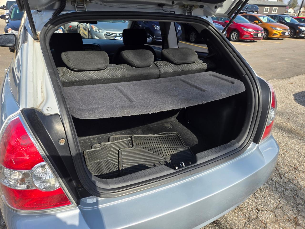 2009 Hyundai Accent GL Hatchback Photo