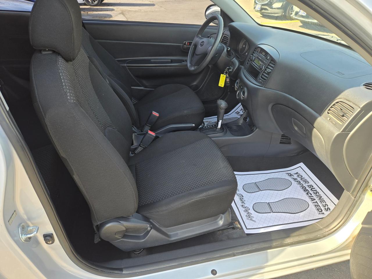 2009 Hyundai Accent GL Hatchback Photo