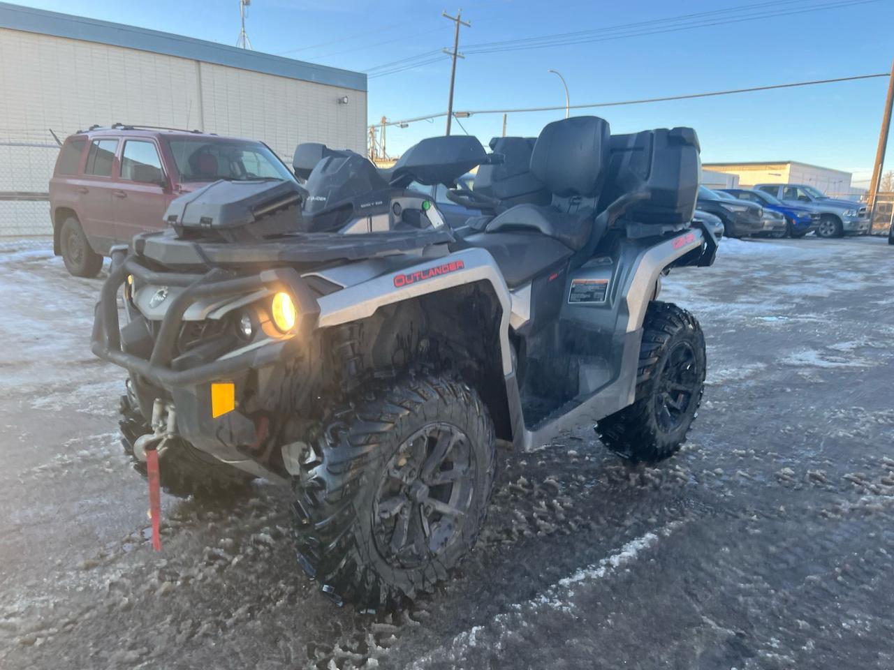 2017 Can-Am Outlander 650 Max XT $78 B/W - Photo #1