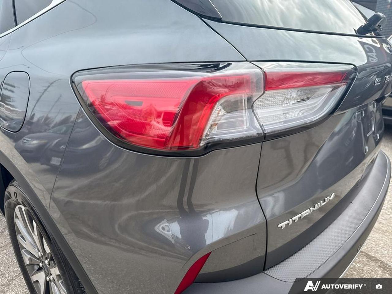 2022 Ford Escape TITANIUM / HYBRID / NO ACCIDENTS / PANO ROOF / AWD Photo
