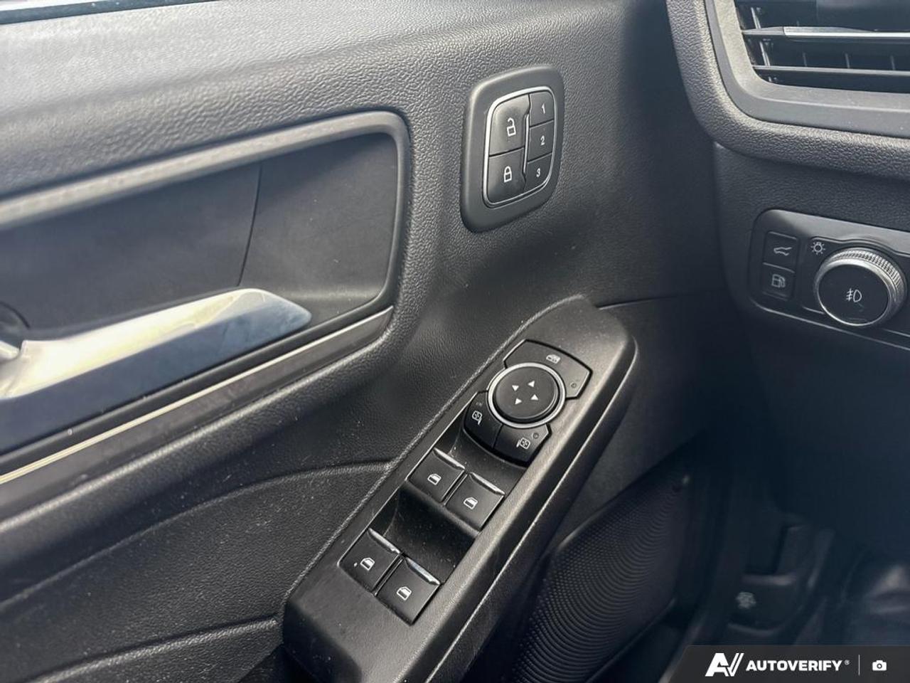 2022 Ford Escape TITANIUM / HYBRID / NO ACCIDENTS / PANO ROOF / AWD Photo