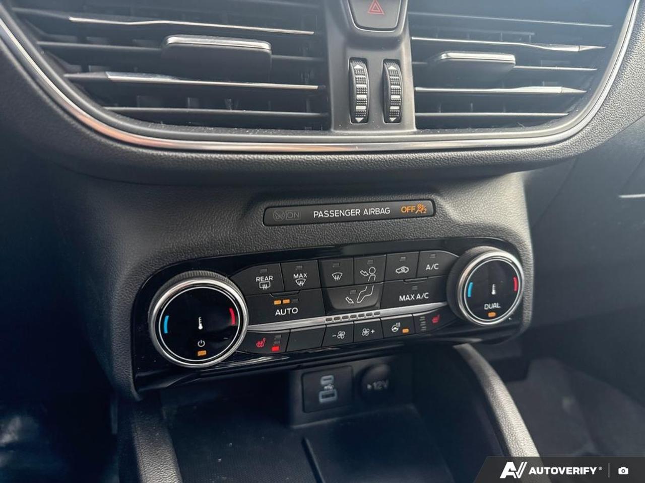 2022 Ford Escape TITANIUM / HYBRID / NO ACCIDENTS / PANO ROOF / AWD Photo