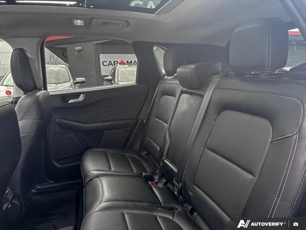 2022 Ford Escape TITANIUM / HYBRID / NO ACCIDENTS / PANO ROOF / AWD Photo