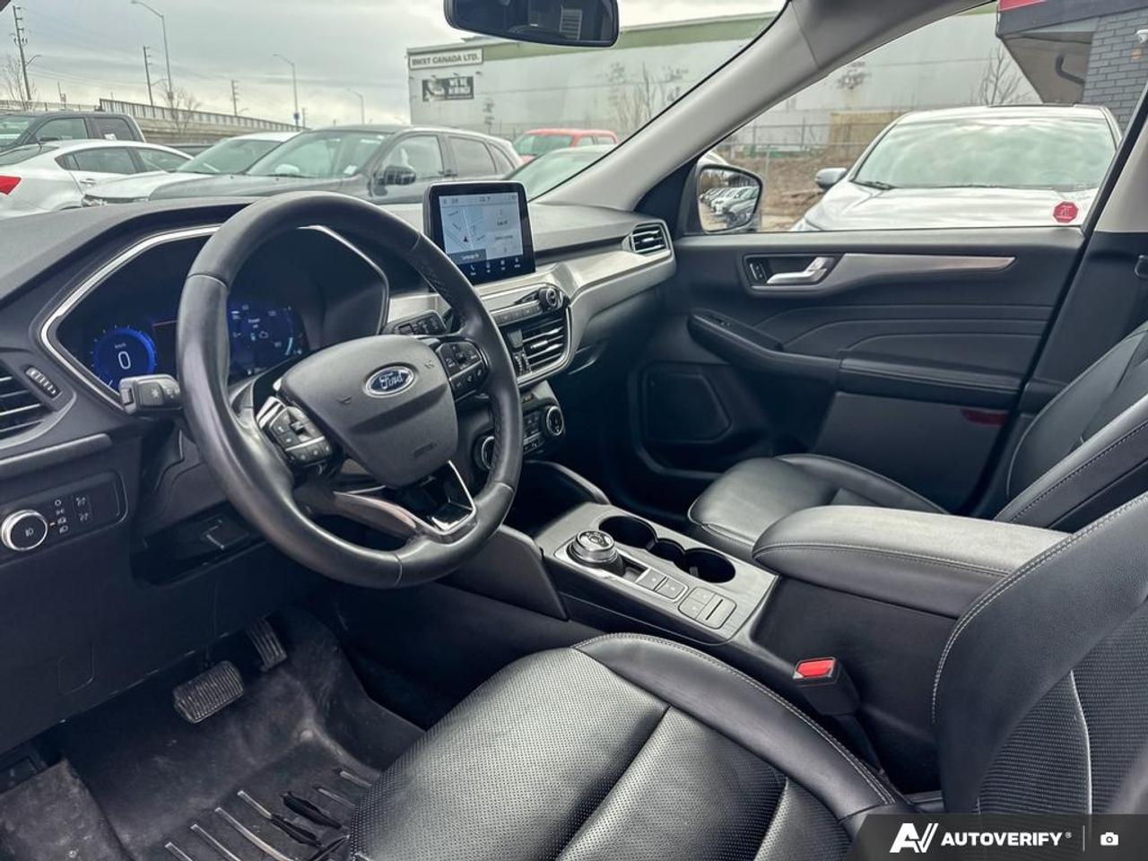 2022 Ford Escape TITANIUM / HYBRID / NO ACCIDENTS / PANO ROOF / AWD Photo