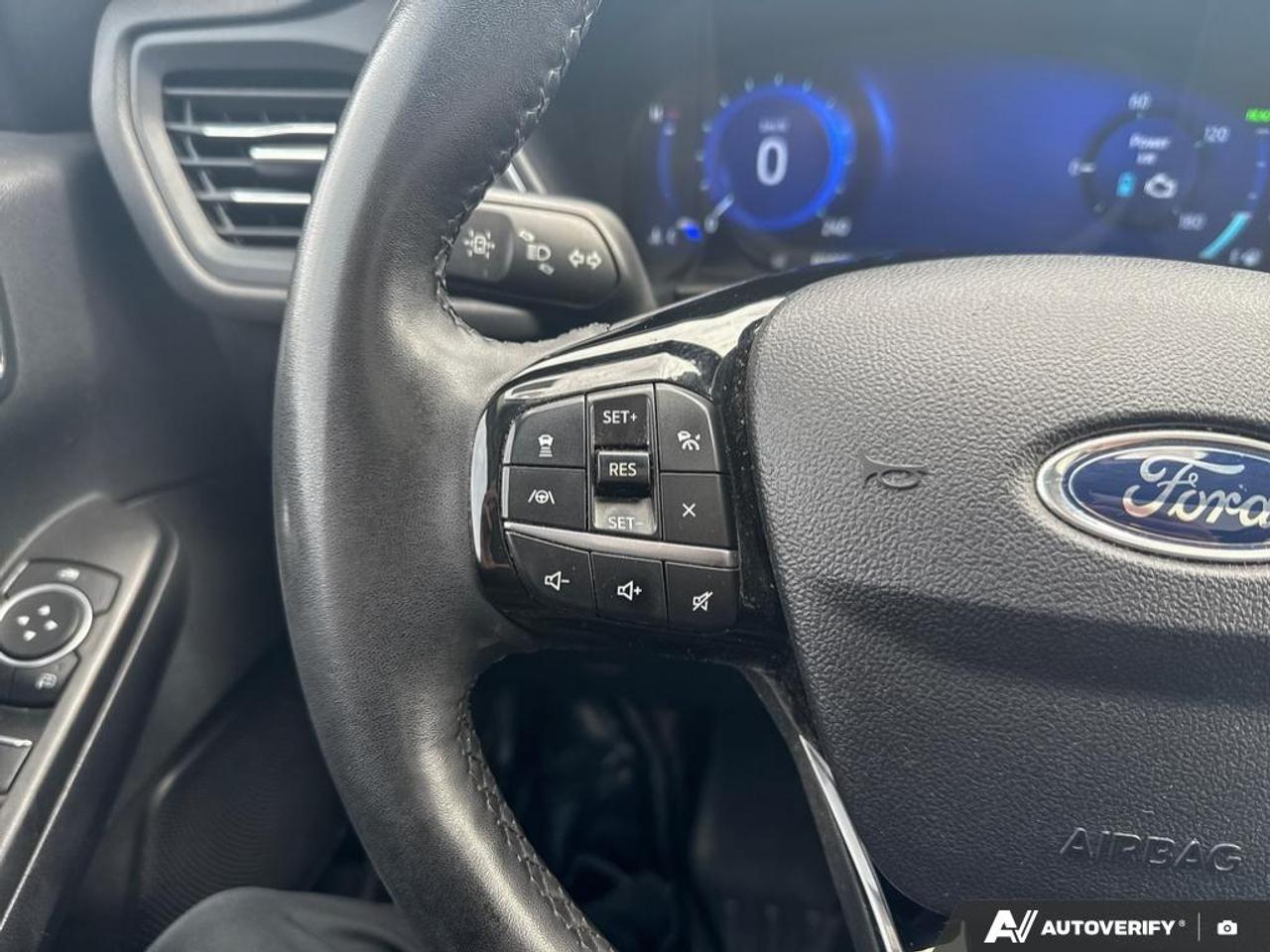 2022 Ford Escape TITANIUM / HYBRID / NO ACCIDENTS / PANO ROOF / AWD Photo