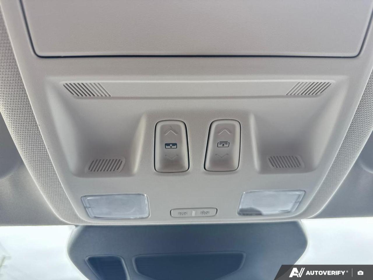 2022 Ford Escape TITANIUM / HYBRID / NO ACCIDENTS / PANO ROOF / AWD Photo