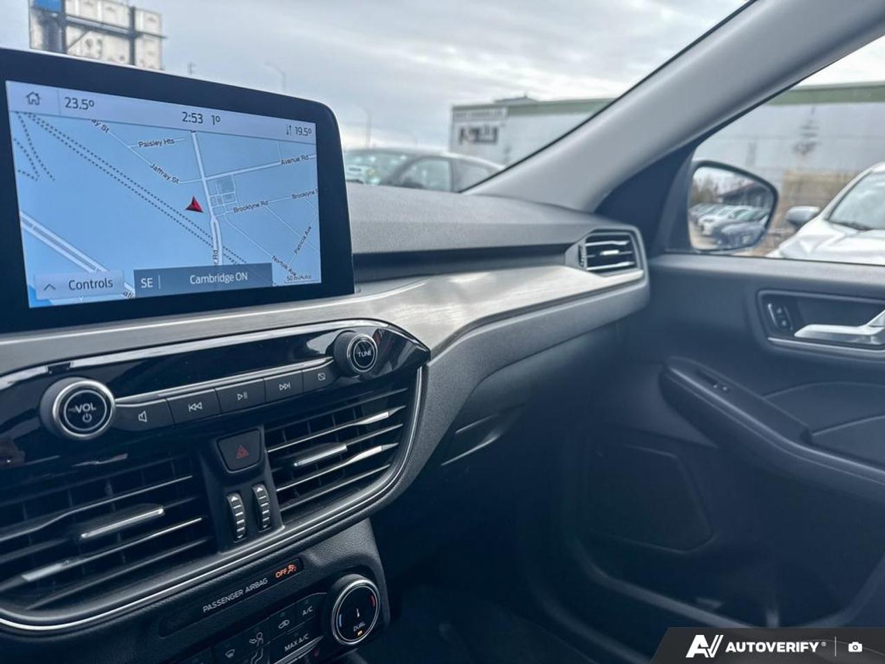 2022 Ford Escape TITANIUM / HYBRID / NO ACCIDENTS / PANO ROOF / AWD Photo