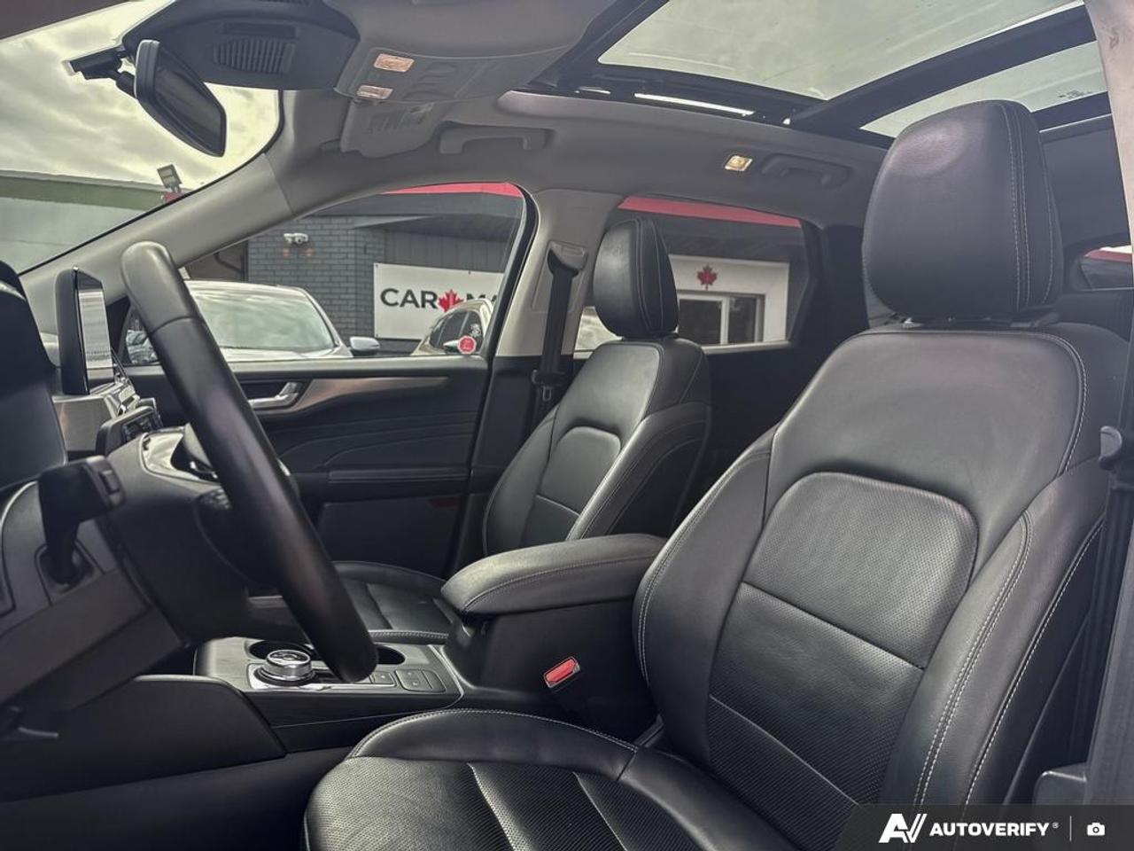 2022 Ford Escape TITANIUM / HYBRID / NO ACCIDENTS / PANO ROOF / AWD Photo