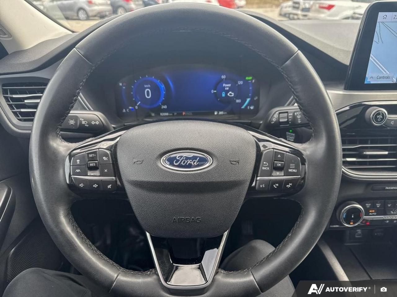 2022 Ford Escape TITANIUM / HYBRID / NO ACCIDENTS / PANO ROOF / AWD Photo