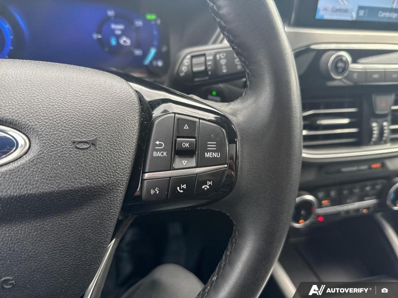 2022 Ford Escape TITANIUM / HYBRID / NO ACCIDENTS / PANO ROOF / AWD Photo