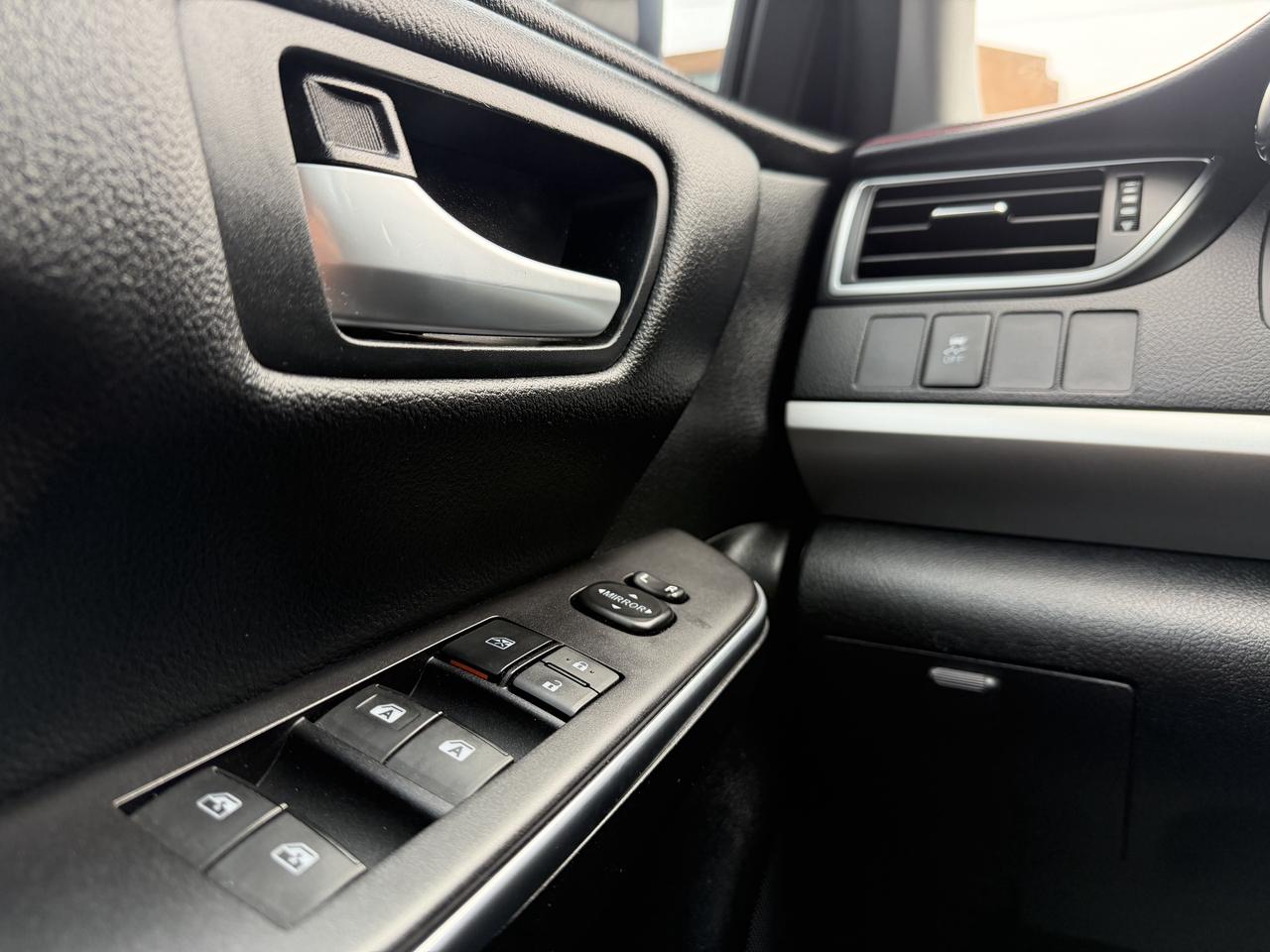 2017 Toyota Camry 4DR SDN I4 AUTO SE Photo