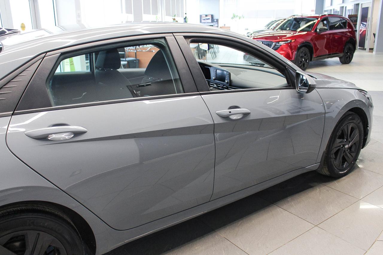 2021 Hyundai Elantra Preferred CLOTH UPHOLSTERY - APPLE CARPLAY AND ANDROID AUTO - CLEAN CARFAX! Photo