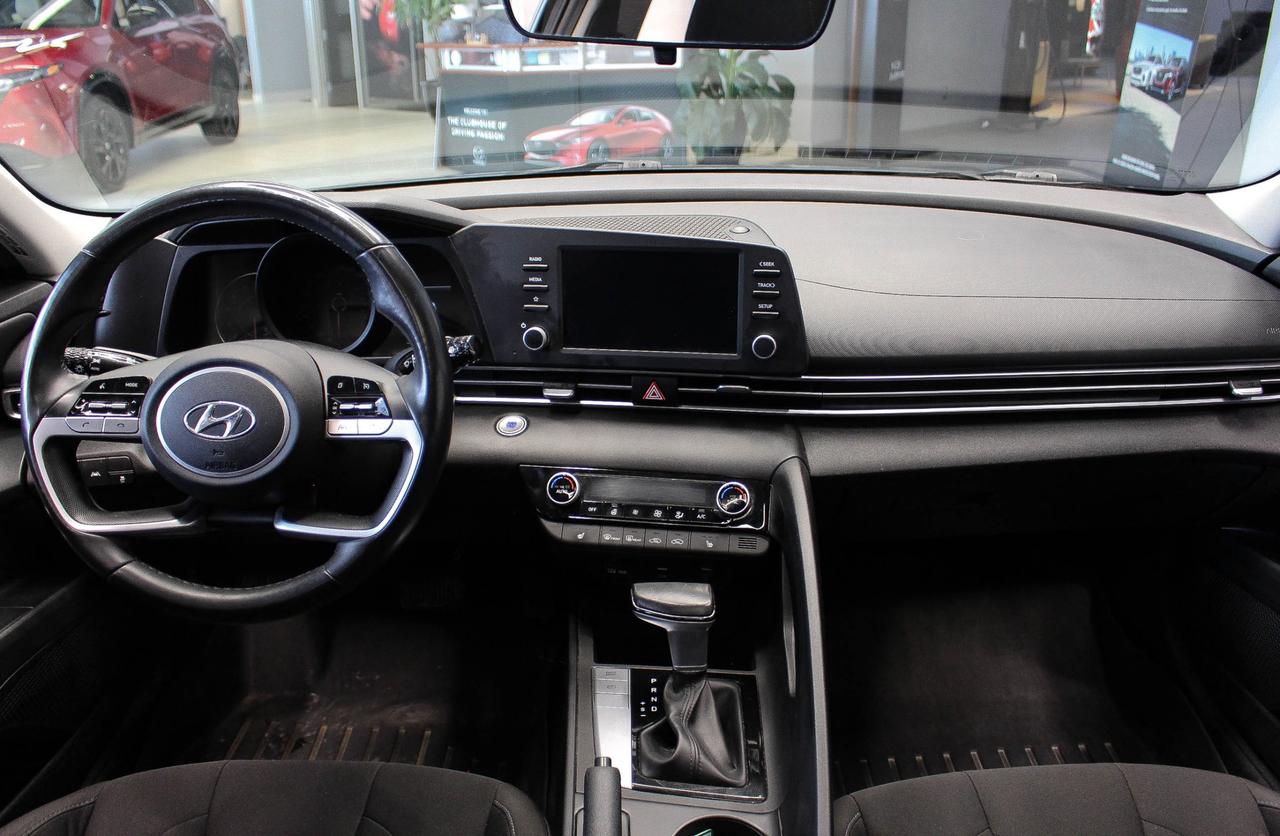 2021 Hyundai Elantra Preferred CLOTH UPHOLSTERY - APPLE CARPLAY AND ANDROID AUTO - CLEAN CARFAX! Photo