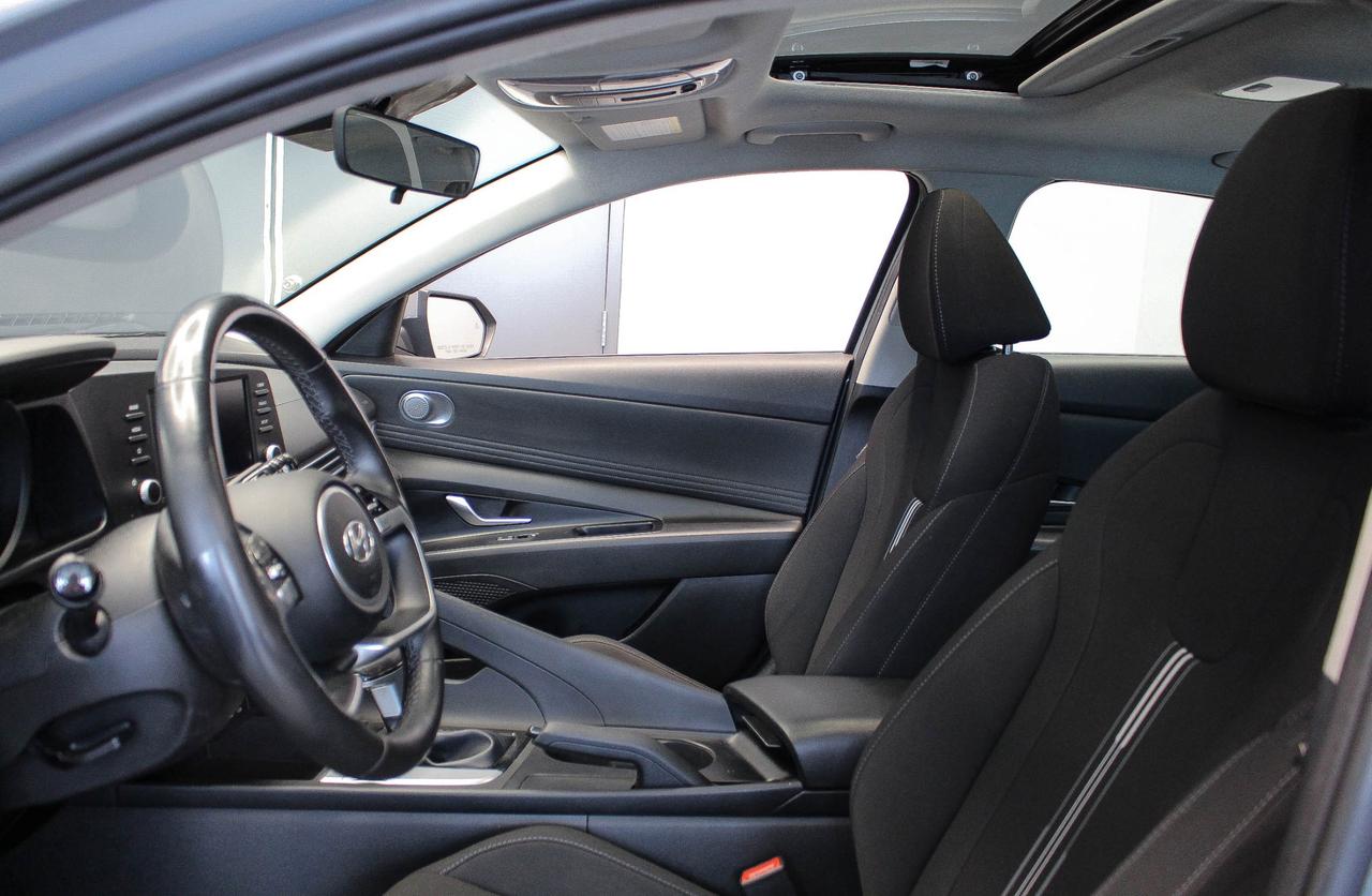 2021 Hyundai Elantra Preferred CLOTH UPHOLSTERY - APPLE CARPLAY AND ANDROID AUTO - CLEAN CARFAX! Photo