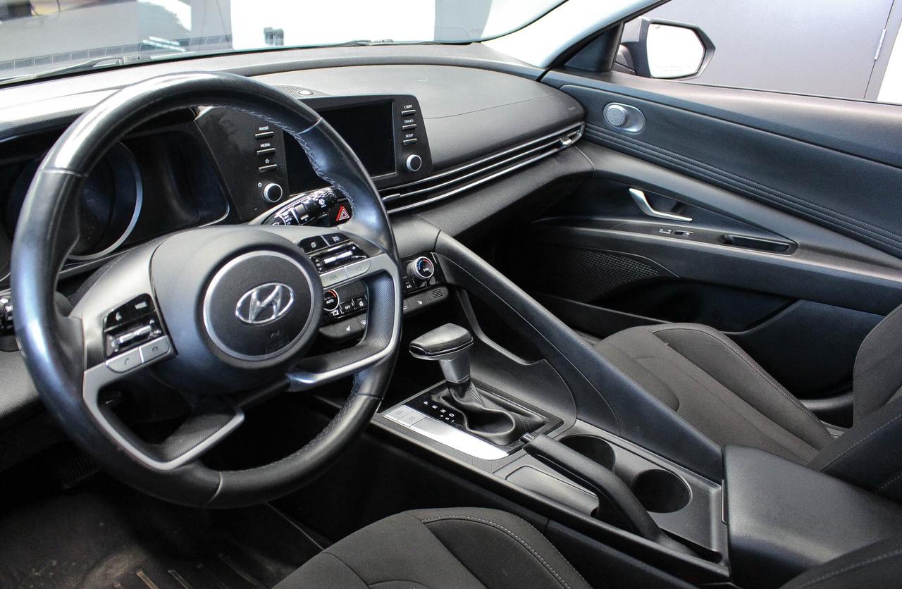 2021 Hyundai Elantra Preferred CLOTH UPHOLSTERY - APPLE CARPLAY AND ANDROID AUTO - CLEAN CARFAX! Photo