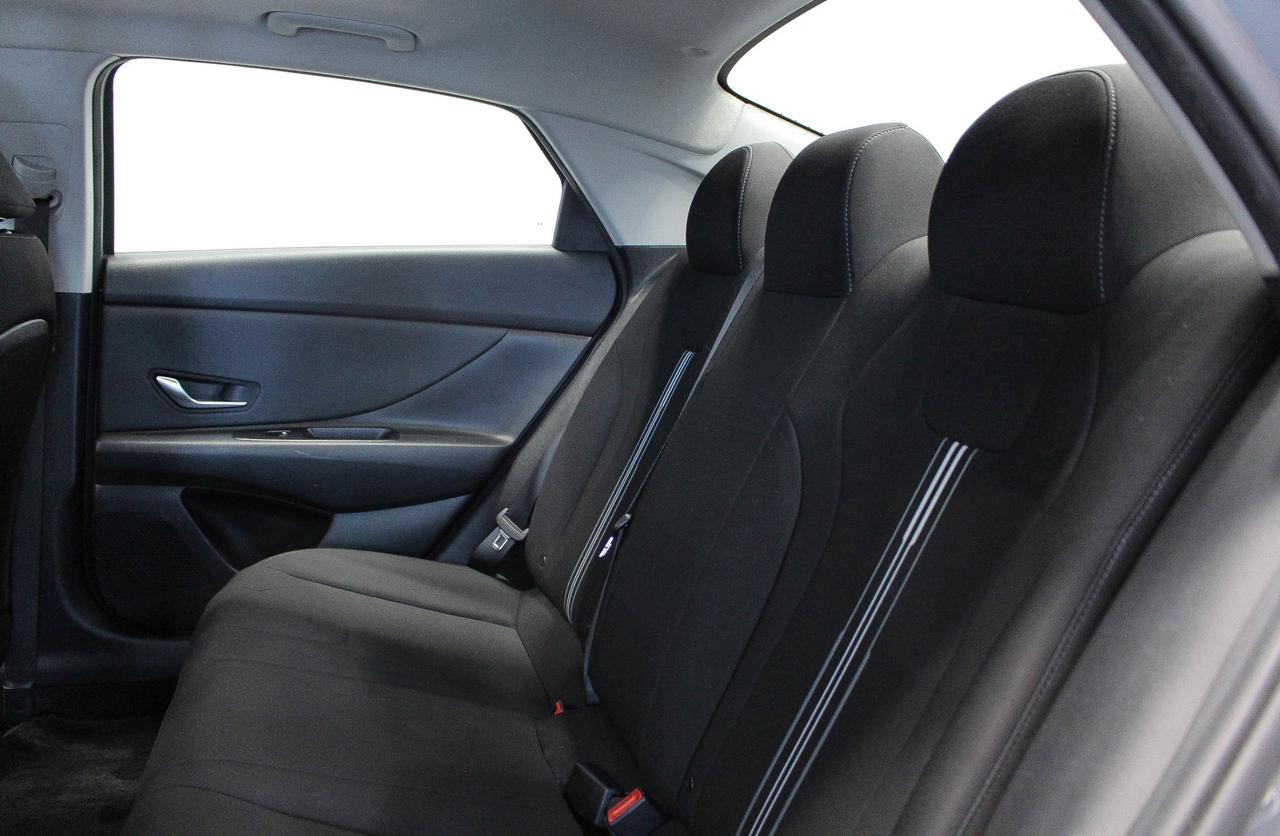 2021 Hyundai Elantra Preferred CLOTH UPHOLSTERY - APPLE CARPLAY AND ANDROID AUTO - CLEAN CARFAX! Photo