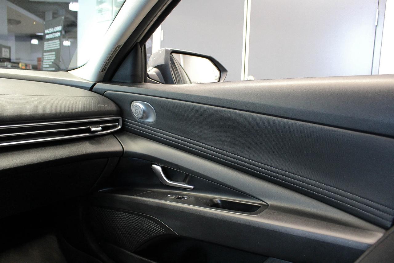 2021 Hyundai Elantra Preferred CLOTH UPHOLSTERY - APPLE CARPLAY AND ANDROID AUTO - CLEAN CARFAX! Photo