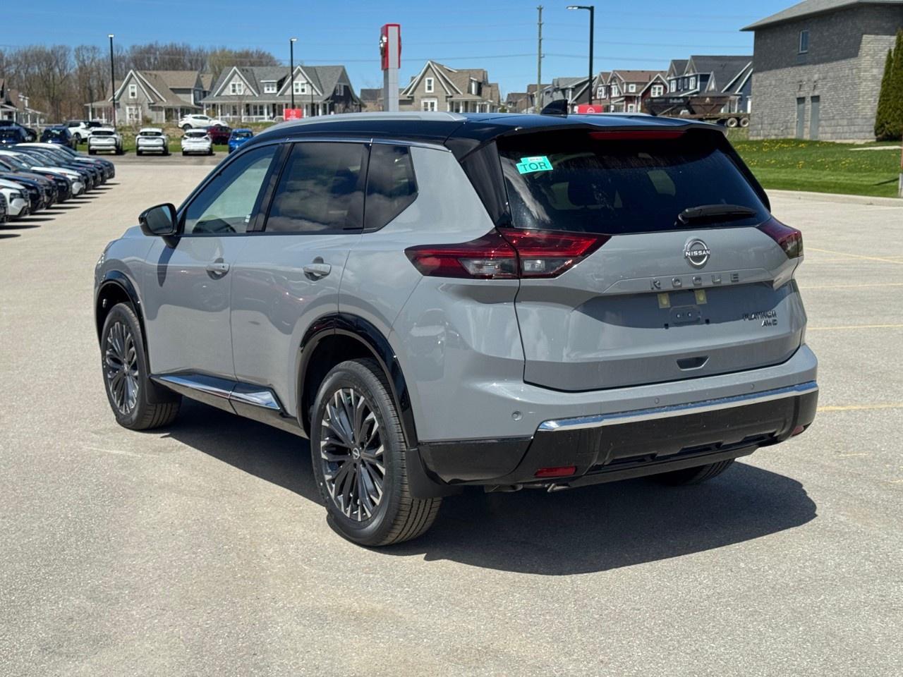 2026 Nissan Rogue AWD Platinum Photo4