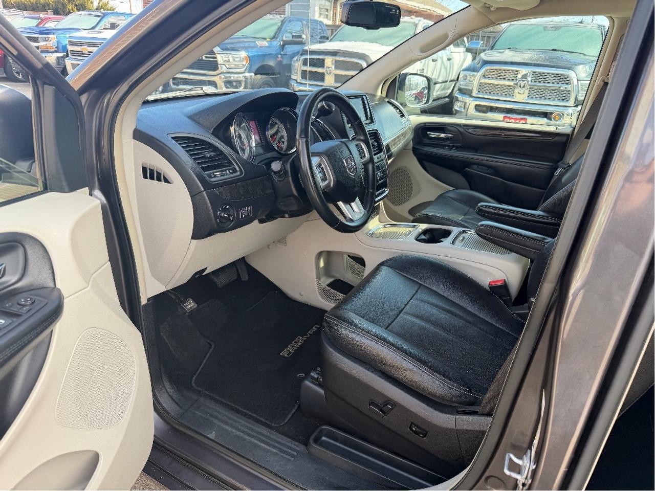 2015 Dodge Grand Caravan Crew Plus Photo