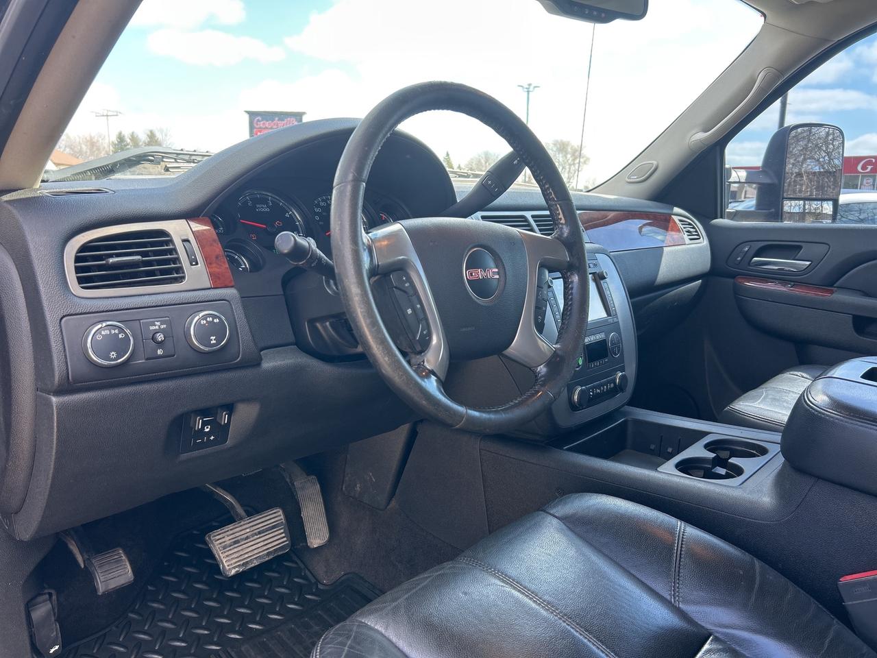 2014 GMC Sierra 2500 HD SLT, HEATED LEATHER, SUNROOF, CLEAN CARFAX! - Photo #11
