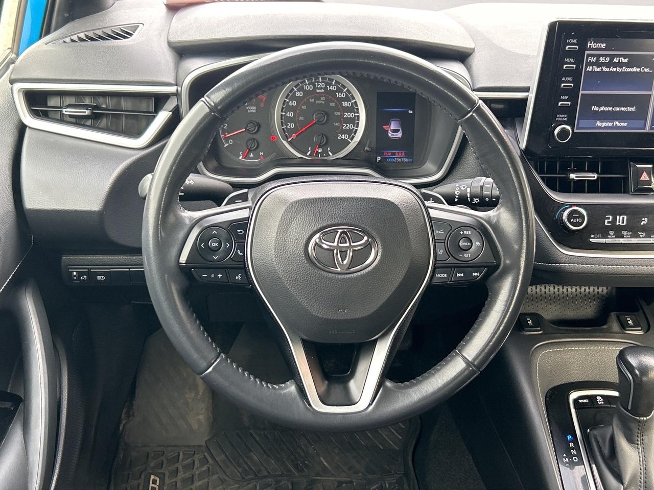 2021 Toyota Corolla Hatchback AUTO, CLEAN CARFAX, BACK UP CAMERA, HEATED SEATS! Photo