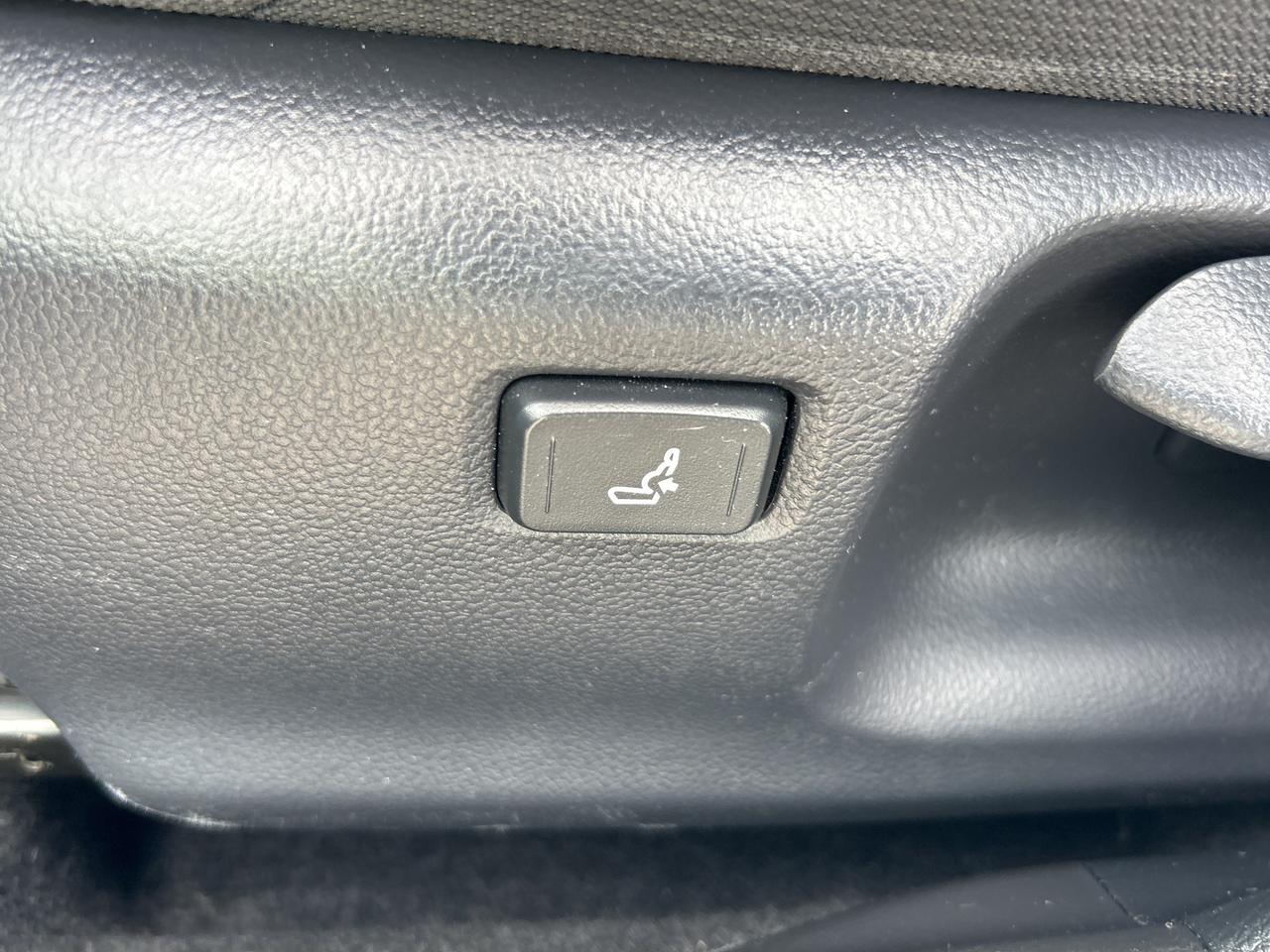 2021 Toyota Corolla Hatchback AUTO, CLEAN CARFAX, BACK UP CAMERA, HEATED SEATS! - Photo #16
