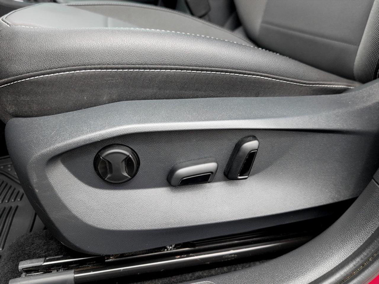 2024 Volkswagen Taos Comfortline w/Sunroof Pkg  *CARPLAY* Photo