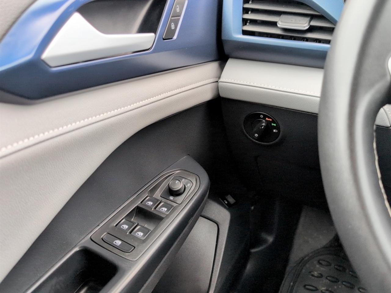2024 Volkswagen Taos Comfortline w/Sunroof Pkg  *CARPLAY* Photo
