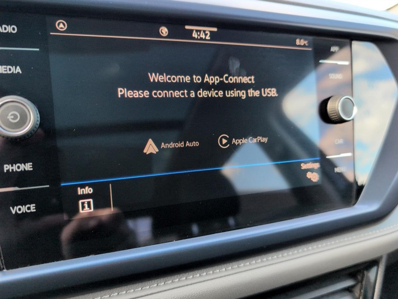 2024 Volkswagen Taos Comfortline w/Sunroof Pkg  *CLEAN CF* Photo