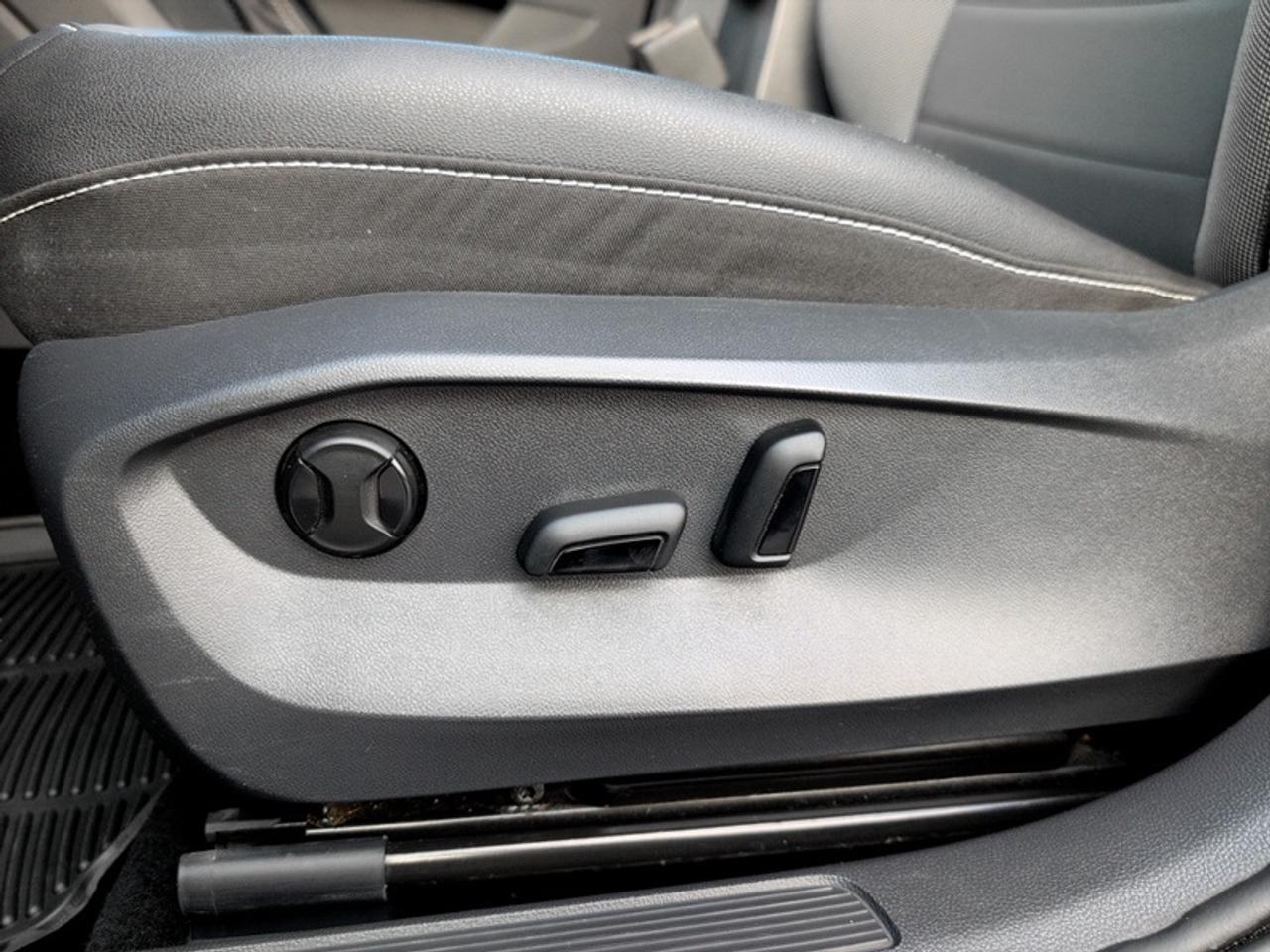 2024 Volkswagen Taos Comfortline w/Sunroof Pkg  *CLEAN CF* Photo