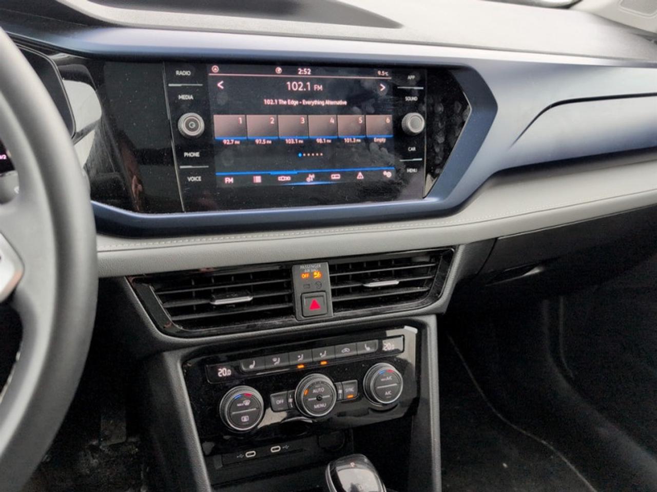 2024 Volkswagen Taos Comfortline w/Sunroof Pkg  *CARPLAY* Photo