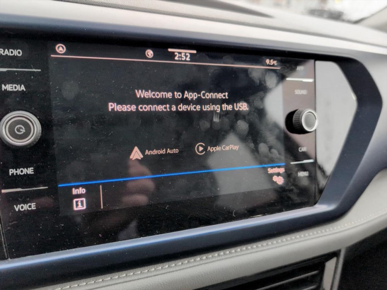 2024 Volkswagen Taos Comfortline w/Sunroof Pkg  *CARPLAY* Photo