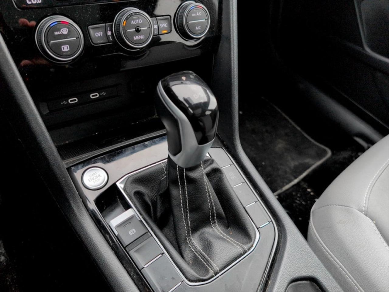 2024 Volkswagen Taos Comfortline w/Sunroof Pkg  *CARPLAY* Photo