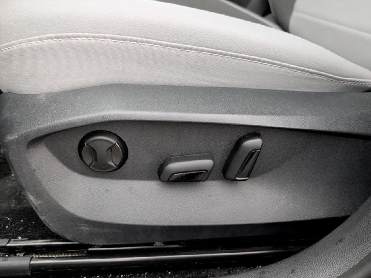 2024 Volkswagen Taos Comfortline w/Sunroof Pkg  *CARPLAY* Photo