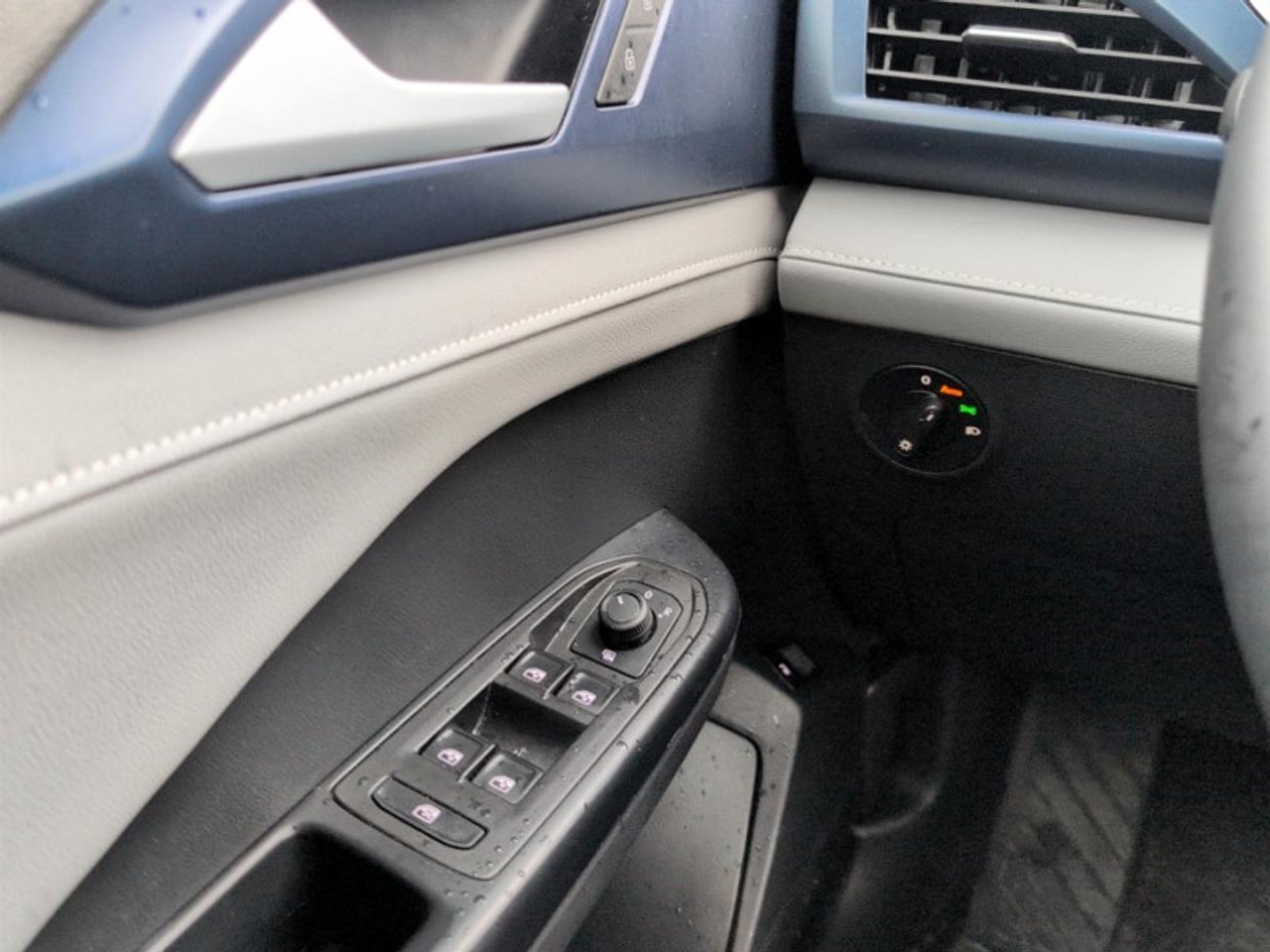 2024 Volkswagen Taos Comfortline w/Sunroof Pkg  *CARPLAY* Photo