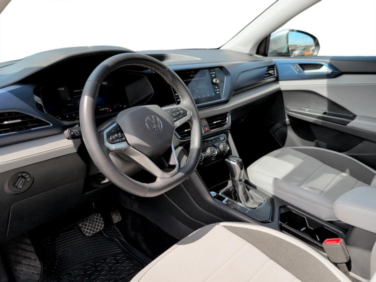 2024 Volkswagen Taos Comfortline w/Sunroof Pkg  *CARPLAY* Photo