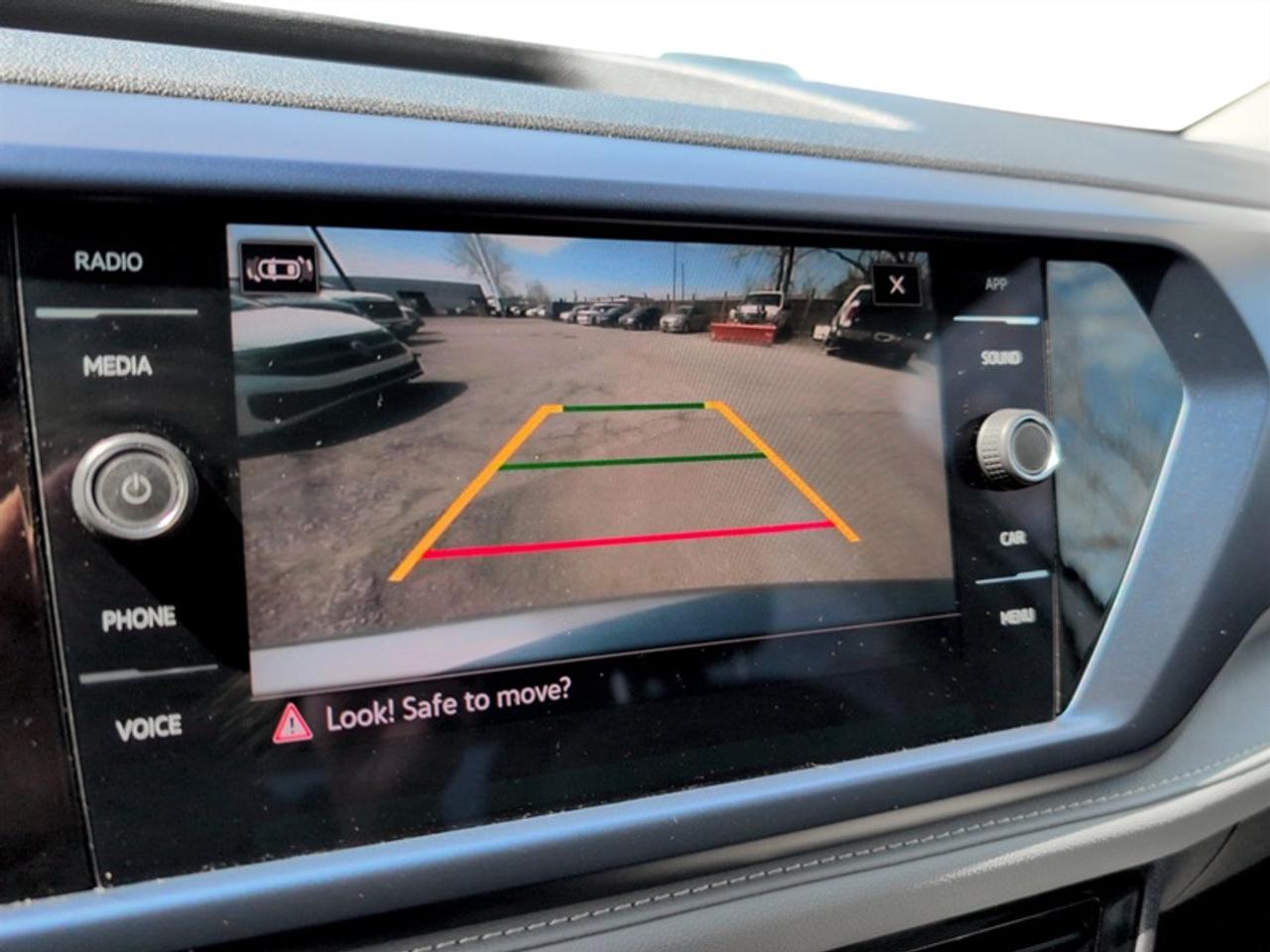 2024 Volkswagen Taos Comfortline w/Sunroof Pkg  *CARPLAY* Photo