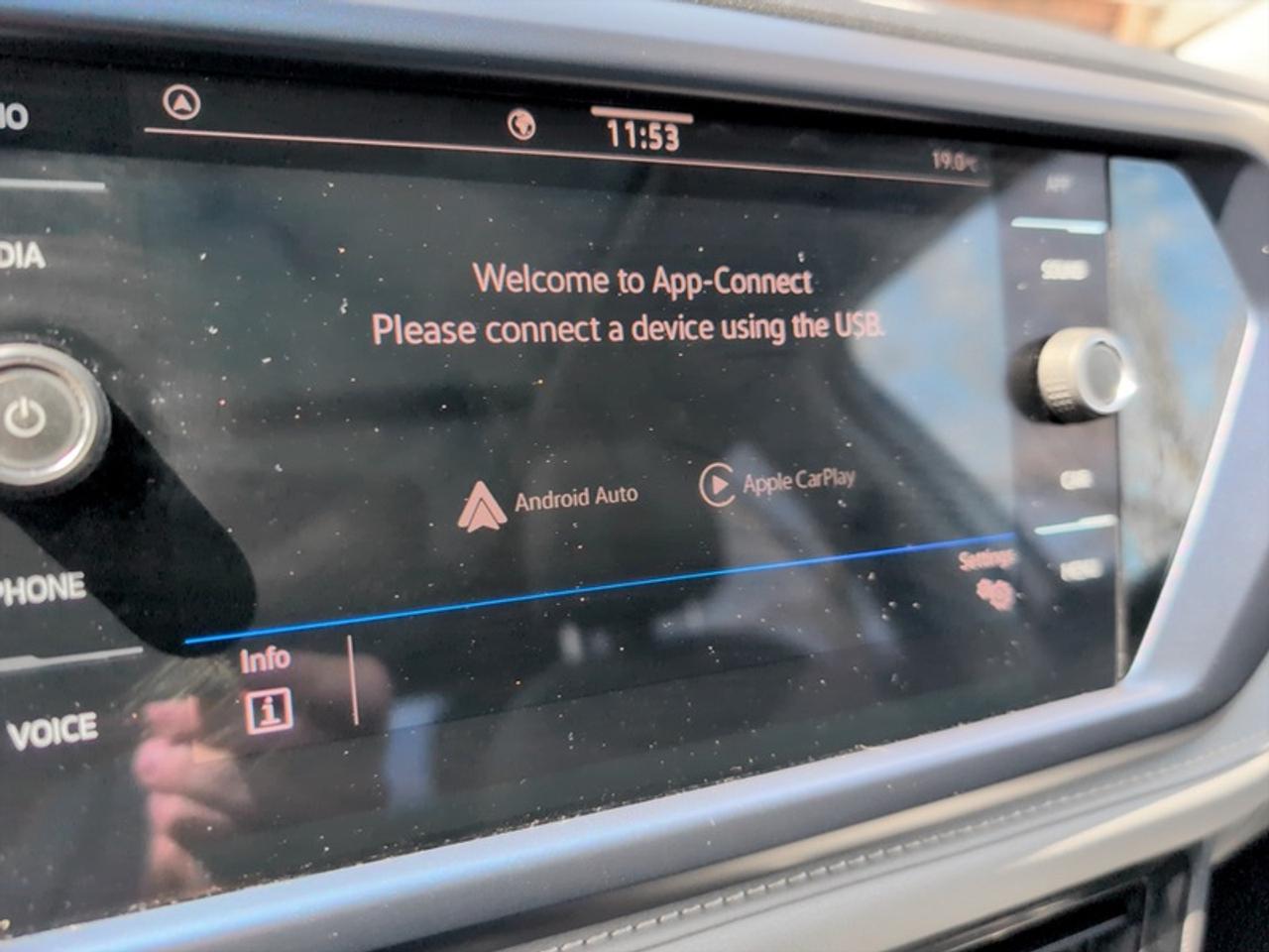 2024 Volkswagen Taos Comfortline w/Sunroof Pkg  *CARPLAY* Photo