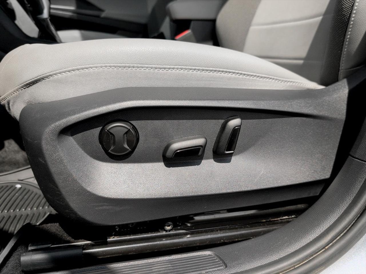 2024 Volkswagen Taos Comfortline w/Sunroof Pkg  *CARPLAY* Photo