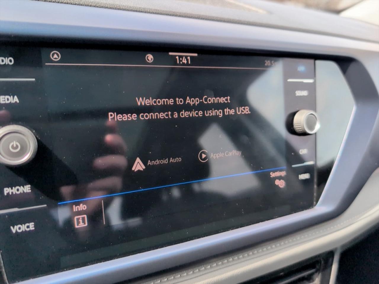2024 Volkswagen Taos Comfortline w/Sunroof Pkg  *CARPLAY* Photo