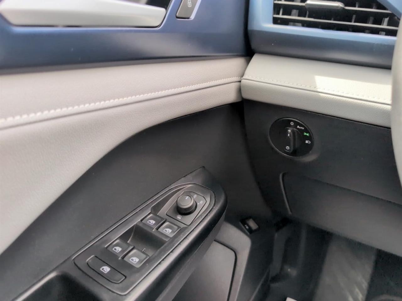 2024 Volkswagen Taos Comfortline w/Sunroof Pkg  *CARPLAY* Photo