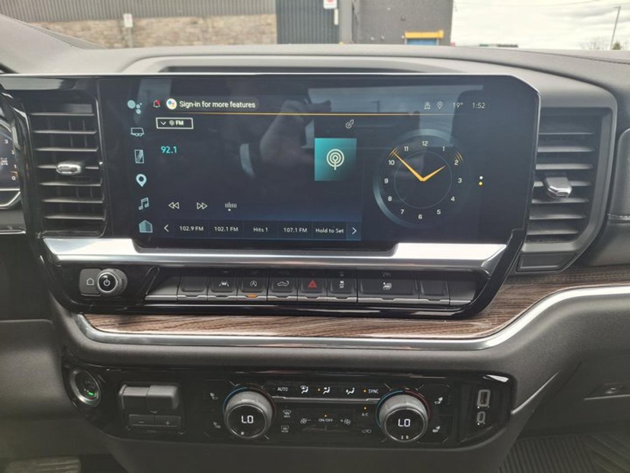 2025 Chevrolet Silverado 1500 LT | V8 | Heated Wheel + Seats | CarPlay + Android | Remote Start | and More ! Photo3