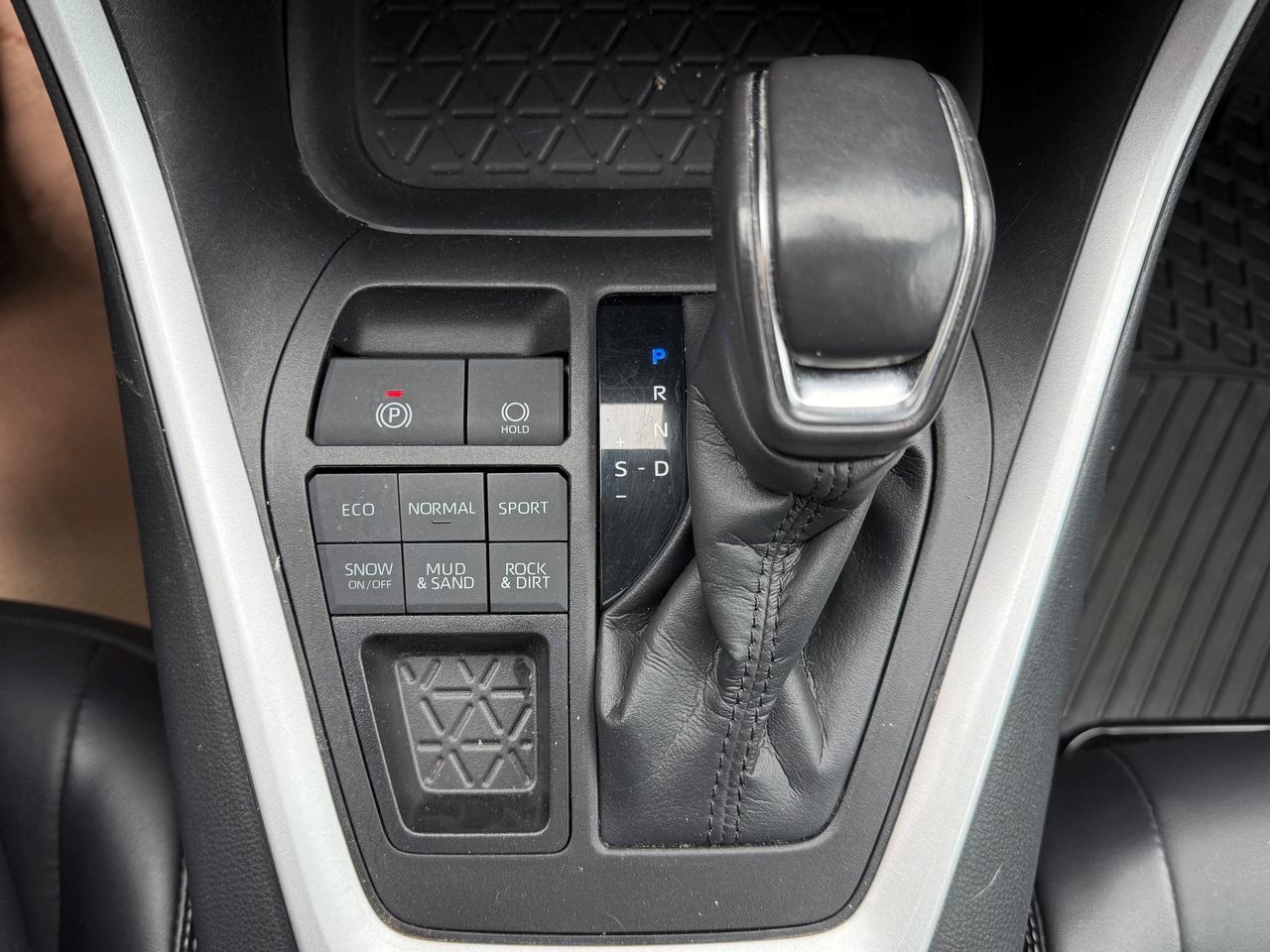 2022 Toyota RAV4 XLE Premium Photo